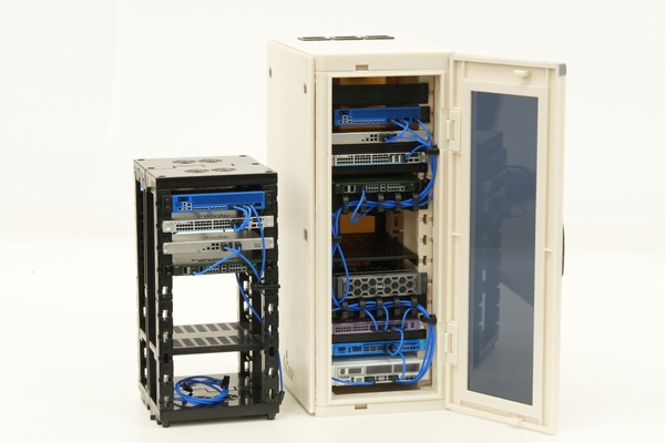 ASCII.jp：「手のひらネットワーク機器」に本格ラック リアルさを追求