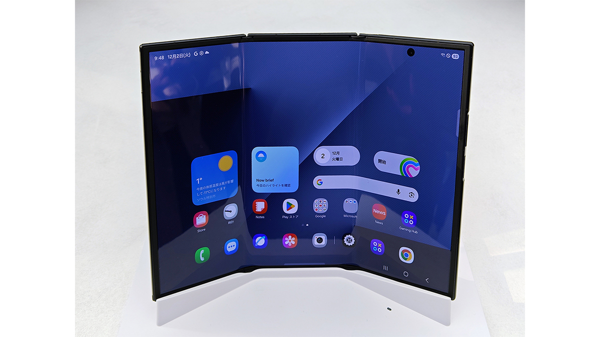 ASCII.jp：これは折りたためるタブレット！ サムスンの3つ折りスマホ