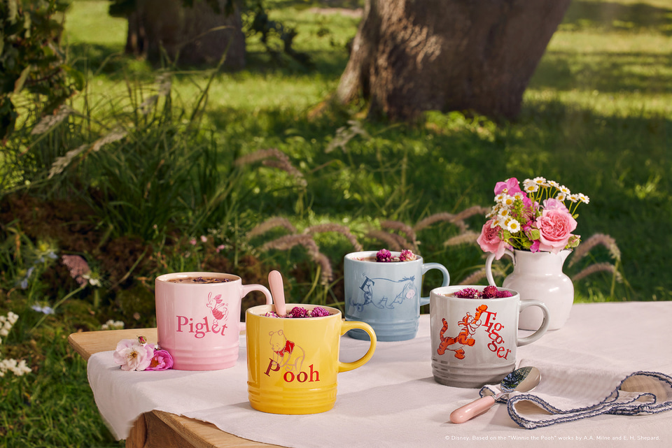 ル・クルーゼ、くまのプーさんデザインの新コレクション発表。100