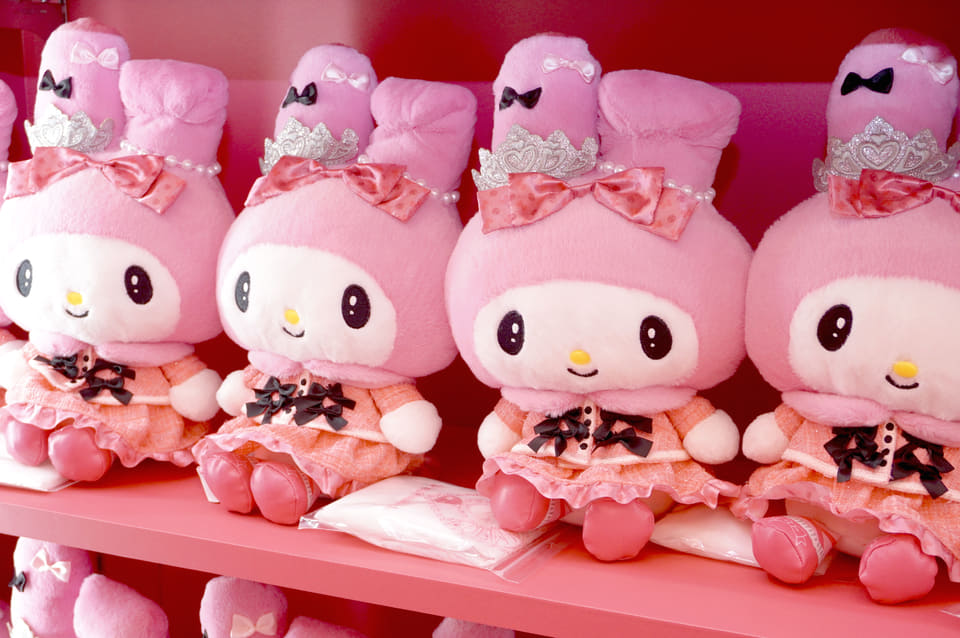 マイメロディ50周年、クロミとおそろい新衣裳でバースデー。開幕初日の