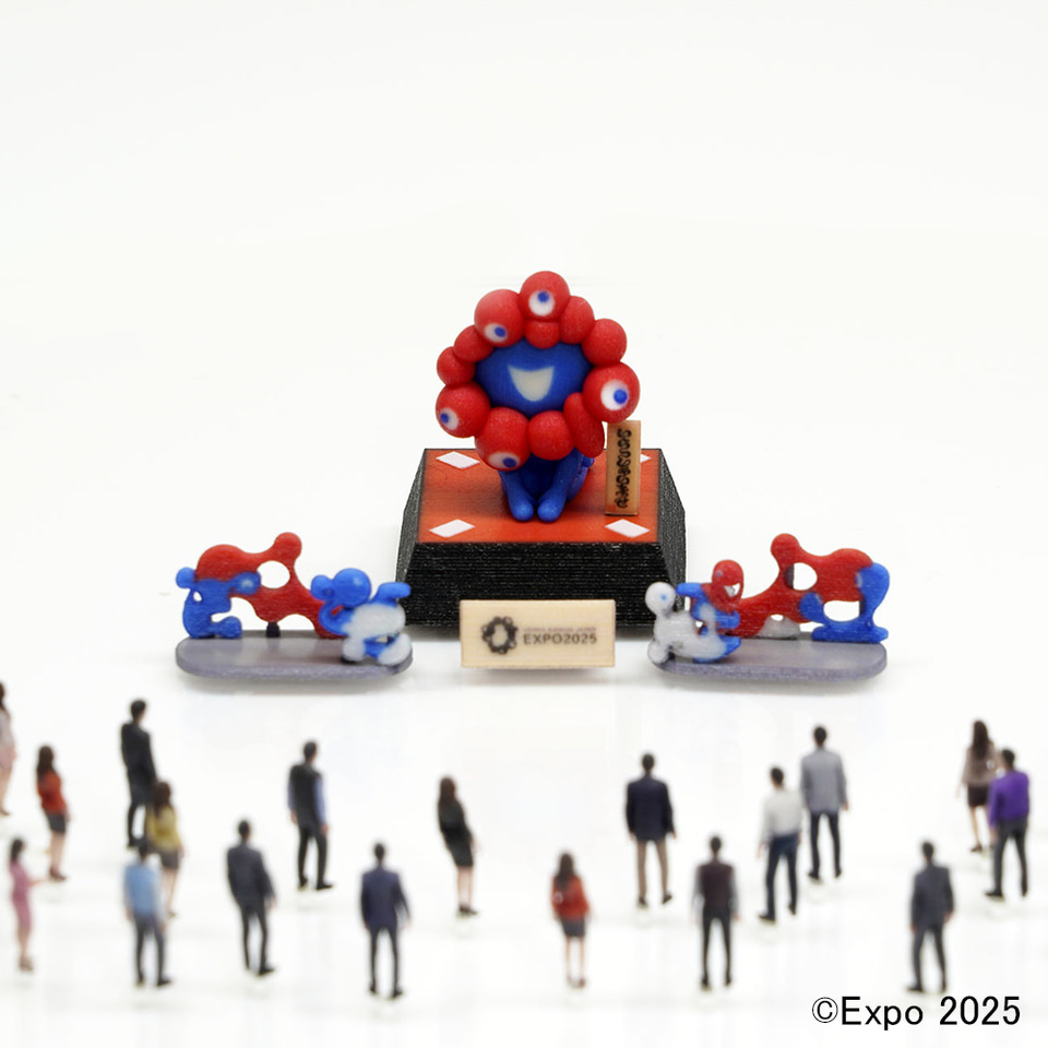 万博・東西ゲートのミャクミャク像が1/150サイズのフィギュアに！ こ