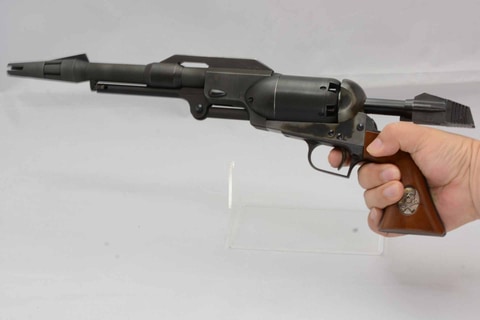 夢が叶った！ 「銀河鉄道999」に登場する戦士の銃の“本物”を手にした