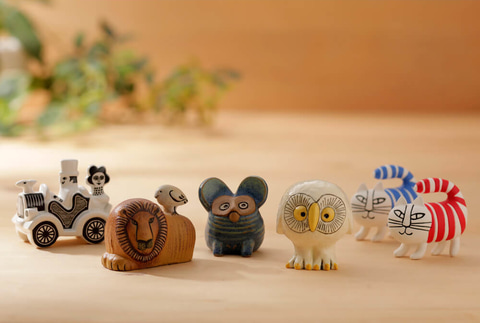 縞模様の胴長ネコ「ベイビーマイキー」など陶芸家リサ・ラーソン作品の