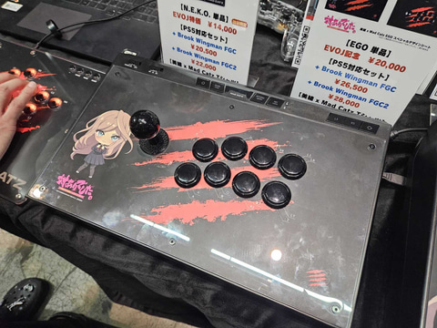 EVOJ2025】Mad Catz初のレバーレス「N.E.K.O」、会場価格14,000円で