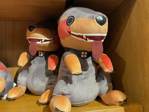 ゾンビ犬のクッションが可愛い！ USJ「バイオハザード」グッズ撮り