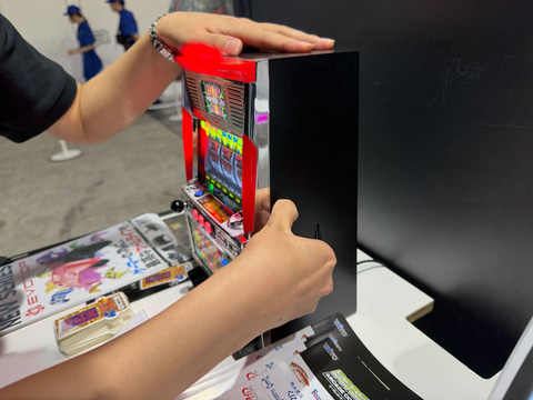 瑞起ブースにてスロット4号機の名機「獣王」のミニスロが初展示