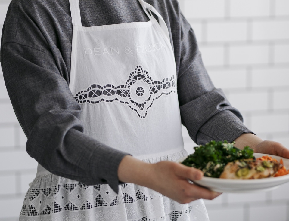 DEAN & DELUCA×ビームス、新作レースのエプロンドレスや保冷カゴバッグ