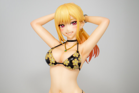 着せ恋」、喜多川海夢の水着フィギュアが大胆ポーズで展示