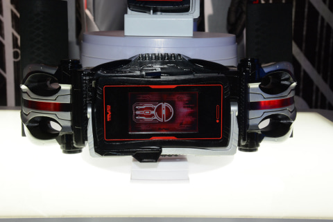 画面デザインやタッチパネルなどスマホらしさを追求した、「仮面