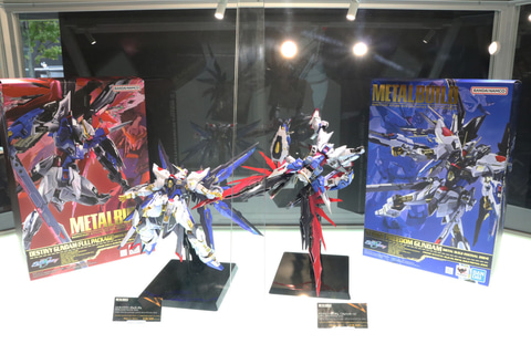 METAL BUILD「ストライクフリーダムガンダム」と「デスティニー