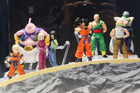 最終回の扉絵をモチーフにした壁掛けフィギュアも世界初公開！「DRAGON