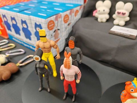 ケンエレファント、“謎”のニューヒーロー「OSUSHIMEN」などが展示