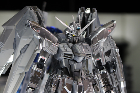 特別企画】【ガンダムベース撮り下ろし】白銀に輝く「MG 1/100