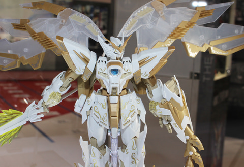 特別企画】白とゴールドが神々しい「MG 1/100 ガンダムエピオンEW