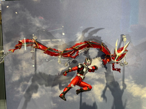 仮面ライダー龍騎」より龍騎のミラーモンスター「ドラグレッダー」が