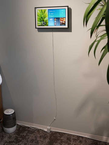 壁に掛けるアレクサ。アマゾン「Echo Show 15」と日本の壁掛け