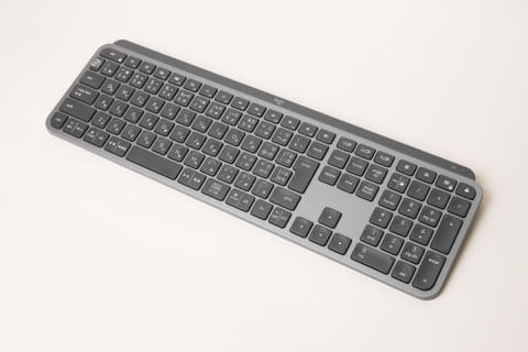 レビュー】薄くて“重くて”使いやすいキーボード ロジクール「MX KEYS