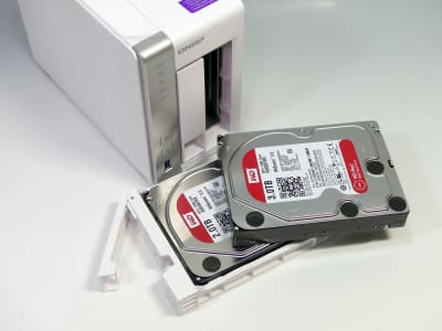 清水理史の「イニシャルB」】 「7年前のNAS」をQNAPに替えたら、速度と