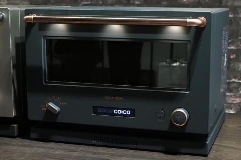 バルミューダの新オーブンレンジ。中が広くなってムラなく焼き上げ