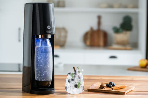 新ソーダストリーム「E-TERRA」はワンタッチで炭酸注入 - 家電 Watch