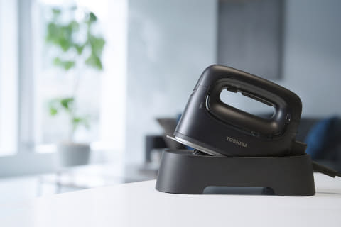 東芝、衣類スチーマーのフラッグシップ。スチーム量3倍以上 - 家電 Watch