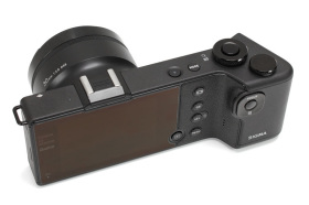 使ってビックリ、Foveon搭載デジカメ「dp2 Quattro」 - ケータイ Watch