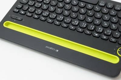 ずっしりとした重厚感、3デバイス切替対応のワイヤレスキーボード