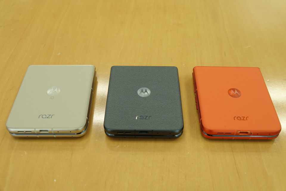 ソフトバンクから縦折りフォルダブルスマホ「motorola razr 50s」27日