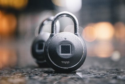 防水防塵、指紋センサー搭載のスマート南京錠 - ケータイ Watch