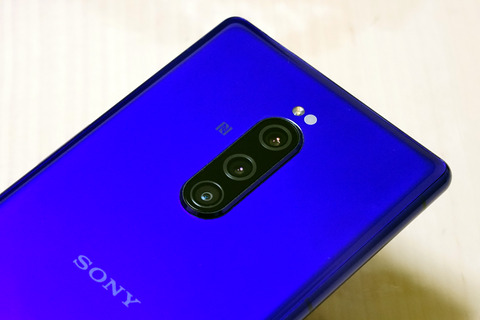 Xperia初のトリプルカメラに感じる、楽しさと物足りなさ - ケータイ Watch