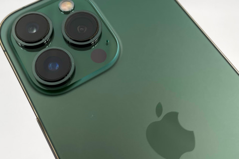 iPhone 13」のグリーン、「iPhone 13 Pro」のアルパイングリーンは