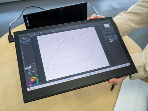 ワコム、初の有機EL採用ペンタブレット。最薄最軽量で圧倒的な持ち運び