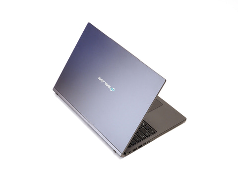 16型だけど1.28kgしかない軽量ノート。大画面モバイルしたい人に推