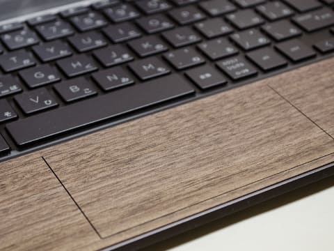 西川和久の不定期コラム】木の素材を活かしたRyzen搭載2in1「HP ENVY