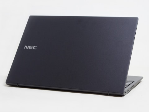 西川和久の不定期コラム】約814gのビジネス向け超軽量13.3型ノート