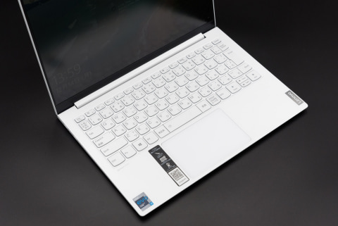 Hothotレビュー】白とカーボンの誘惑。レノボ「Yoga Slim 750i Carbon