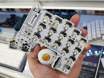 トラックボール付きの左右分離型キーボード自作キット「Keyball39