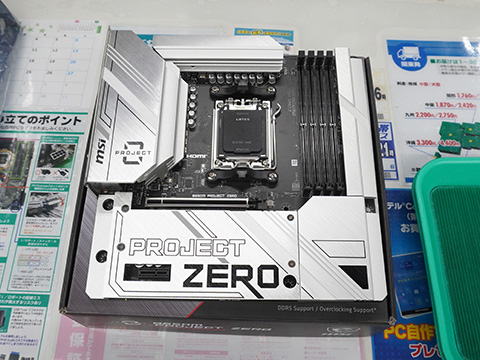 MSIの背面コネクタ採用マザーが2モデル発売、面倒なケーブル管理の問題