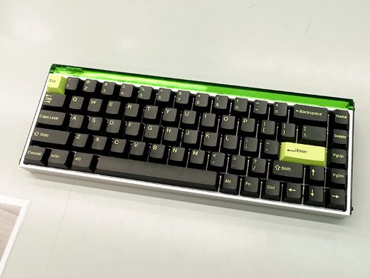 アルミ筐体/カーボンサイドパネル搭載の65%ラピットトリガーキーボード