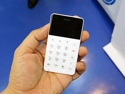 カードサイズの薄型SIMフリー携帯電話「NichePhone-S」が発売 - AKIBA