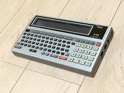 見た目はポケコン、肩書きはハンドヘルドコンピュータ「NEC PC-2001