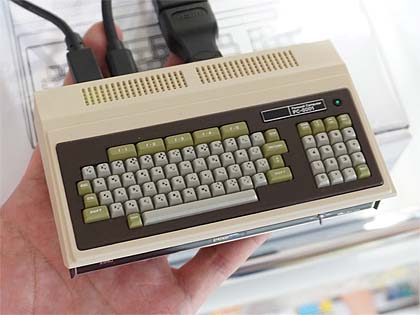 PasocomMini PC-8001」の店頭販売スタート、PC-8001の実機と一緒に展示