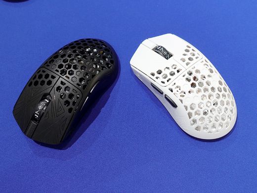 Arbiterのカーボン複合材軽量マウス「AKITSU」にMediumサイズの新