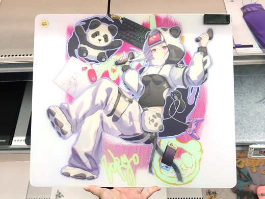 金バッジを備えたガラス製マウスパッド「NODE」がUncle Pandaから