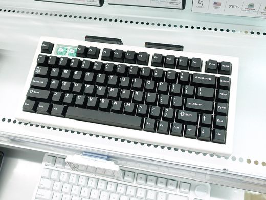 曲げ加工されたアルミトッププレートが特徴的なラピトリ対応キーボード