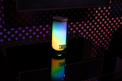 JBL、2ウェイにパワーアップした光るBluetoothスピーカー「PULSE 5