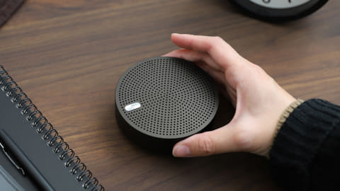 アルミ製でコンパクトな円形ワイヤレススピーカー。4,780円 - AV Watch