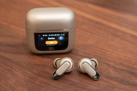 完成度最強! JBL最上位TWS「TOUR PRO 2」。ケースにモニタ必要!? - AV