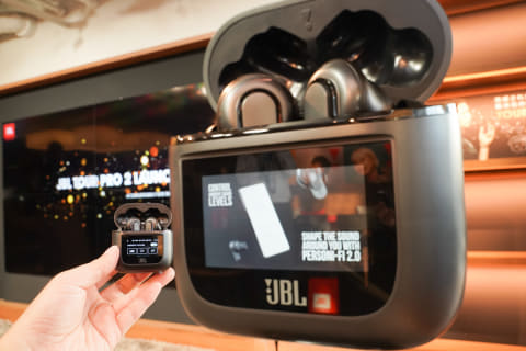 充電ケースにディスプレイ、JBLハイエンドTWS「TOUR PRO 2」3月10日