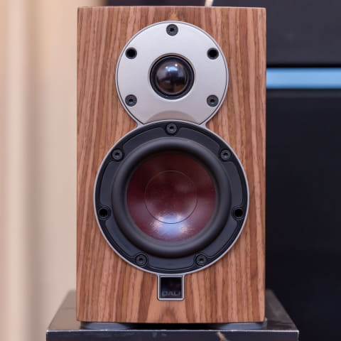 小さくて高性能なロングセラーDALI「MENUET」。表情豊かな鳴りっぷりに